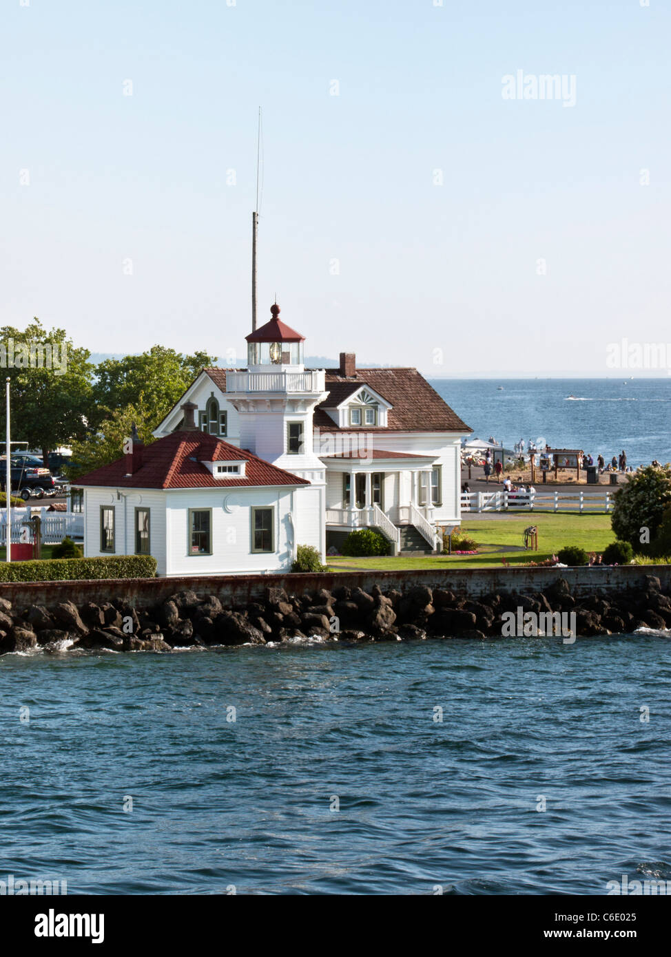 Vue sur l'eau du phare historique & keepers cottage avec Mukilteo State Park au-delà de Washington au nord-ouest du Pacifique Banque D'Images