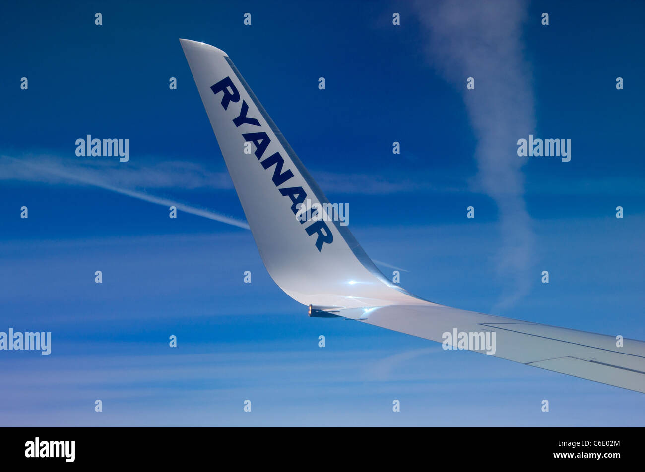 Ryanair de bout d'aile tourné à partir de la fenêtre d'un avion volant à 38 000 pieds d'altitude au-dessus de l'Italie Banque D'Images