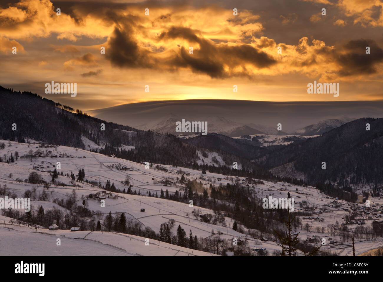 Coucher de soleil nuageux dans les Carpates, Ukraine Banque D'Images