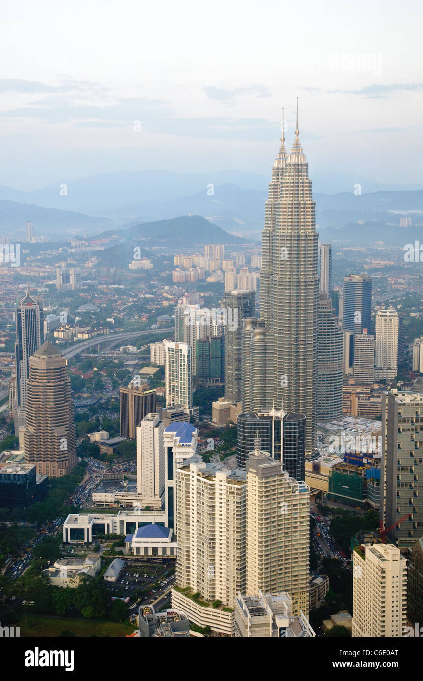 Les Tours Petronas, vue depuis la tour de télévision de la Menara, le quatrième plus important tour de télécommunications dans le monde, Kuala Lumpur, Malaisie Banque D'Images