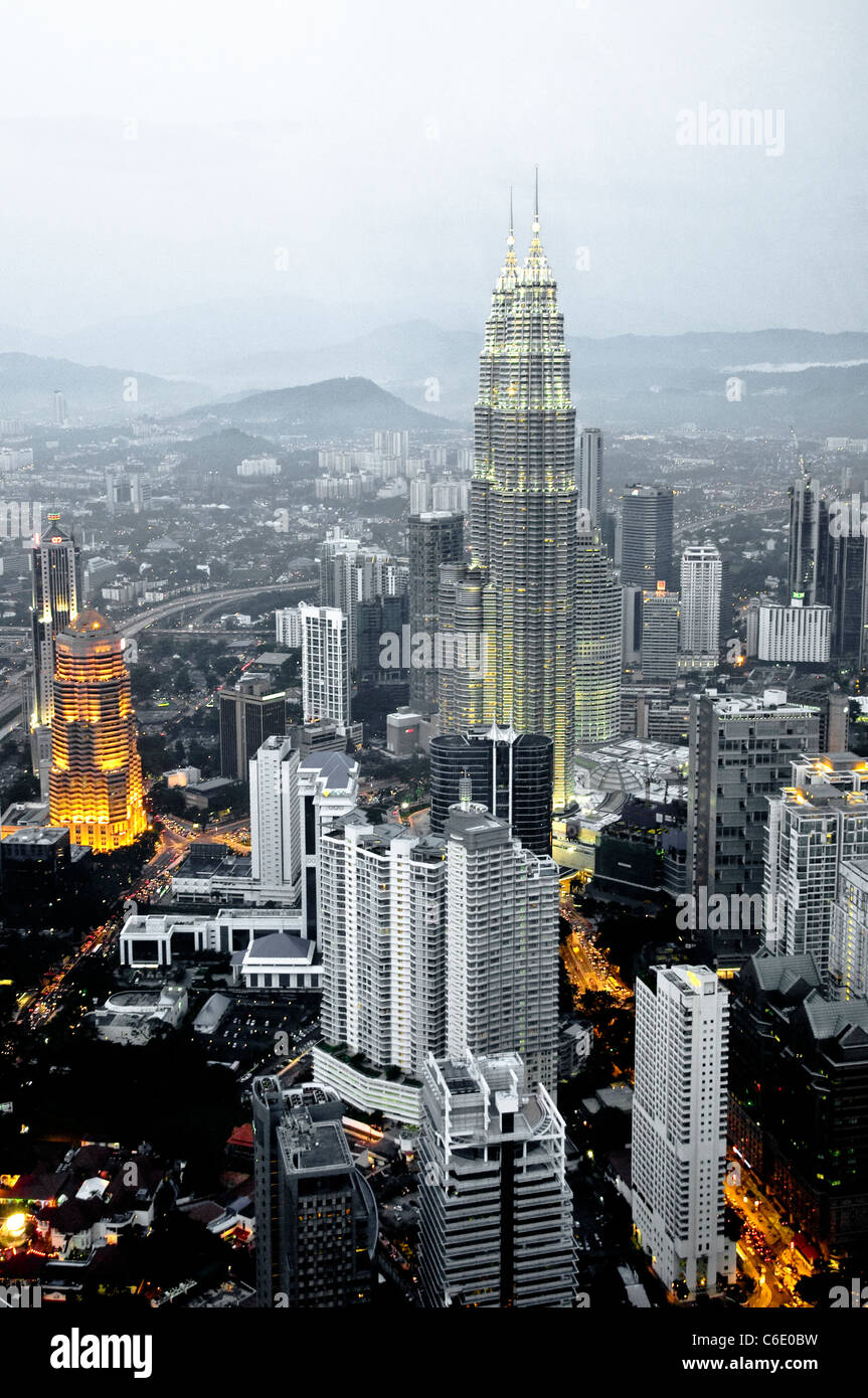 Les Tours Petronas, vue depuis la tour de télévision de la Menara, le quatrième plus important tour de télécommunications dans le monde, Kuala Lumpur, Malaisie Banque D'Images