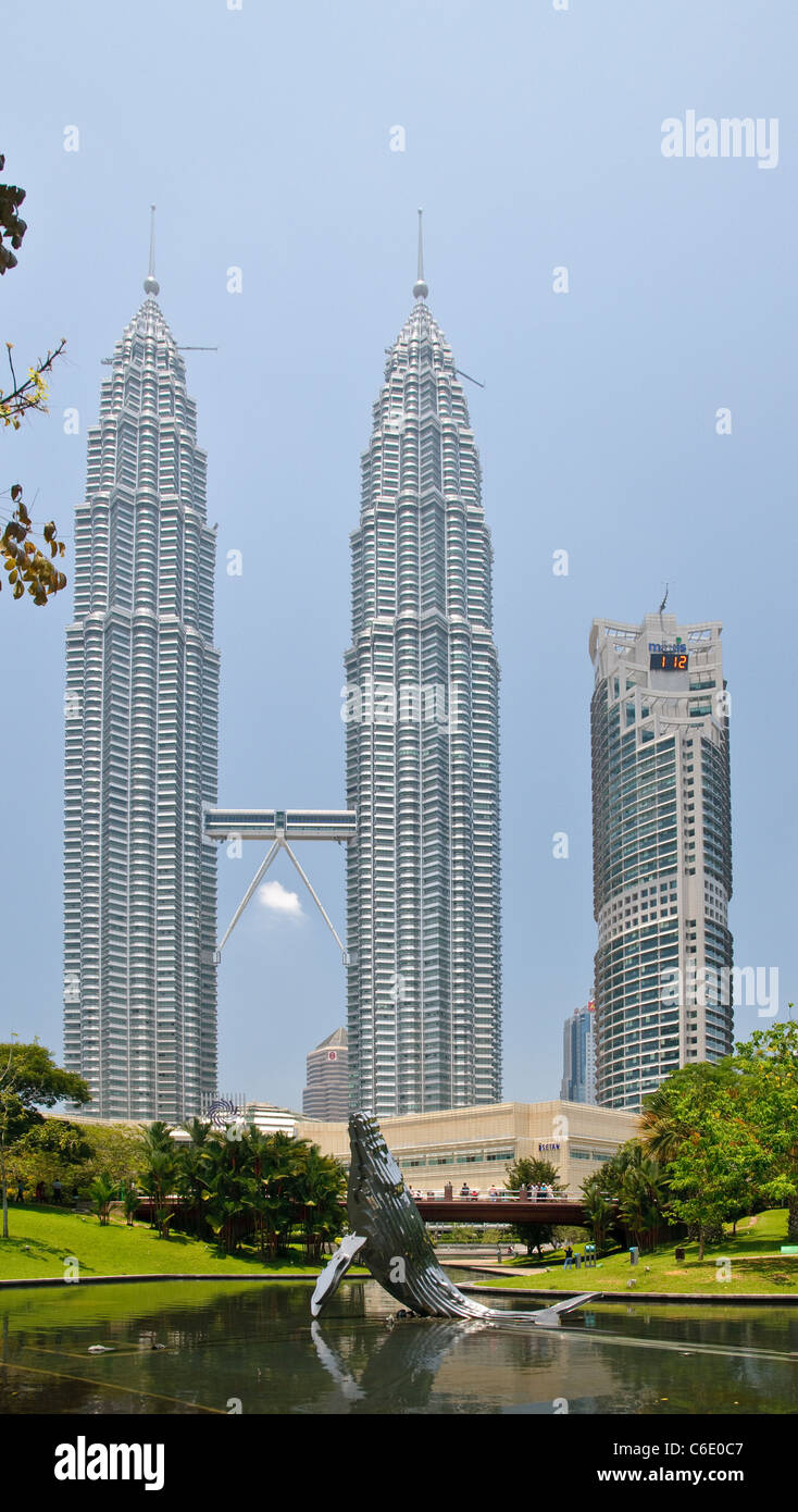 Les Tours Petronas et le centre commercial Suria KLCC, vu depuis le parc KLCC, Kuala Lumpur, Malaisie, Asie du Sud, Asie Banque D'Images