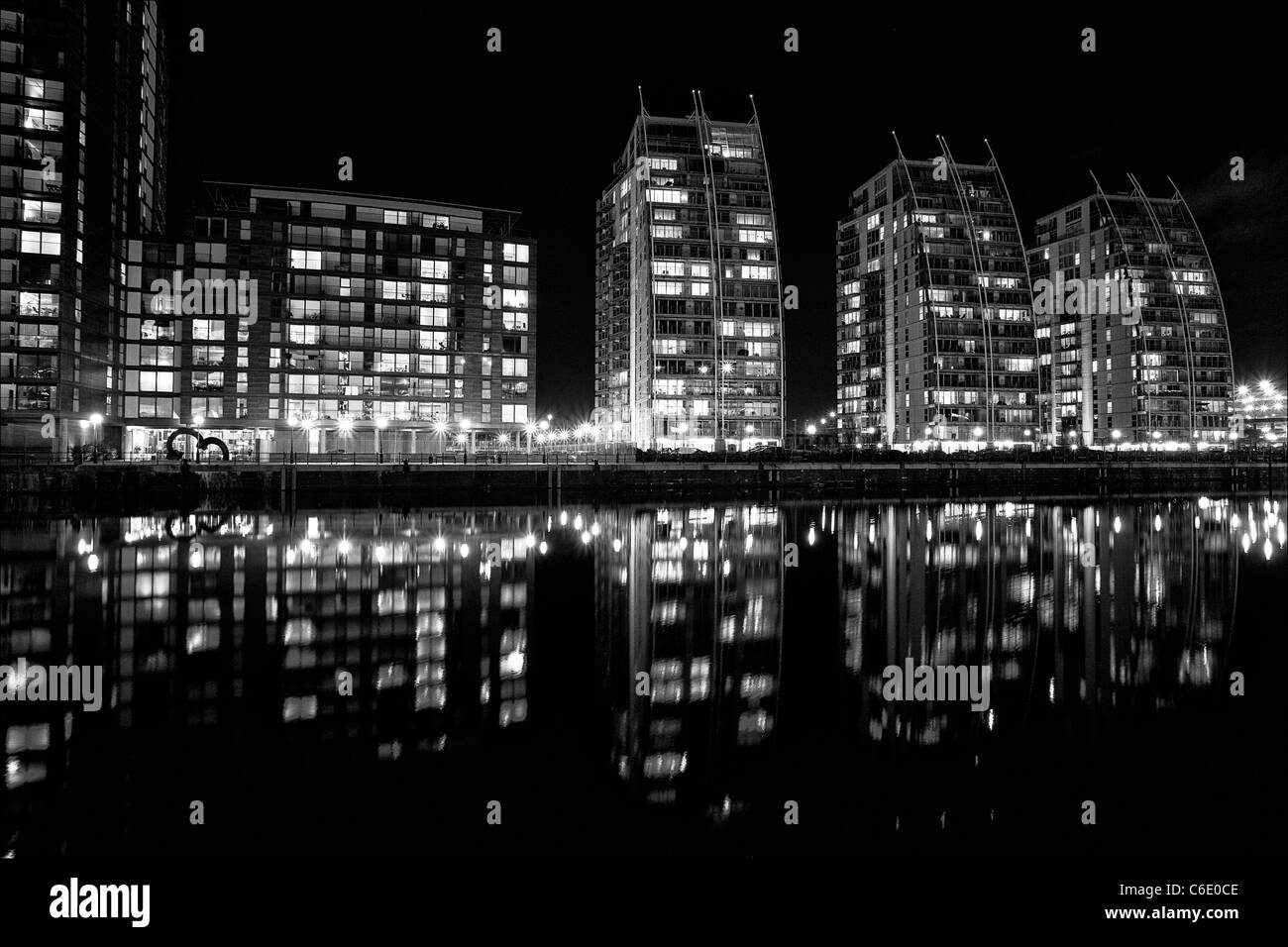 Salford Quays waterfront de nuit en noir et blanc Banque D'Images
