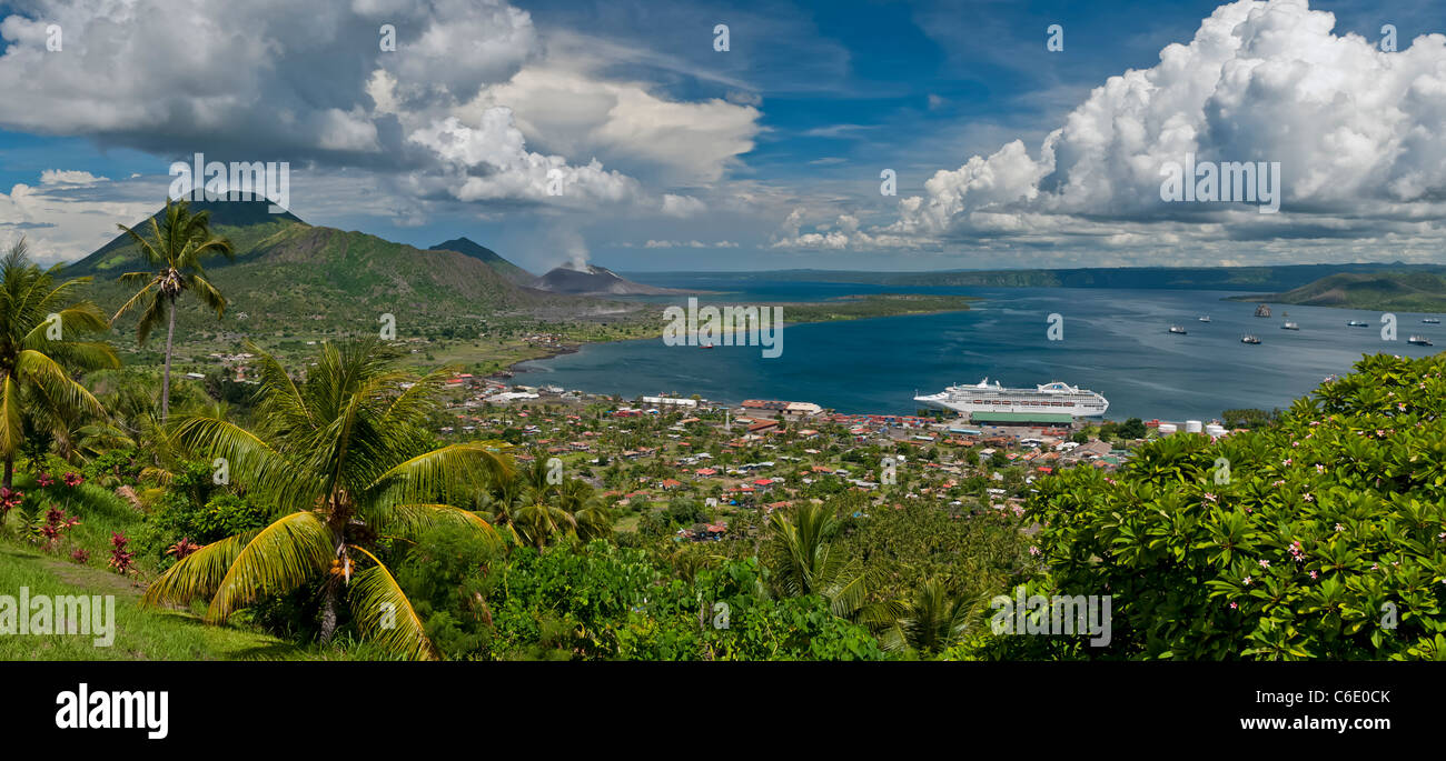 Vue sur la ville de Rabaul avec bateau de croisière et volcan actif Tavurvur dans la Distance, East New Britain, Papouasie Nouvelle Guinée Banque D'Images