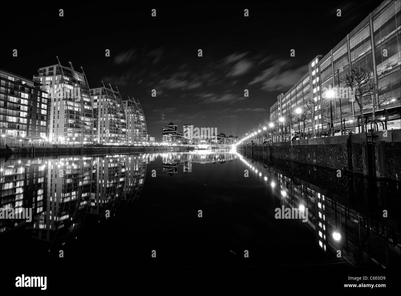 Salford Quays de nuit avec pont de Detroit dans la distance dans de magnifiques tons noir et blanc Banque D'Images