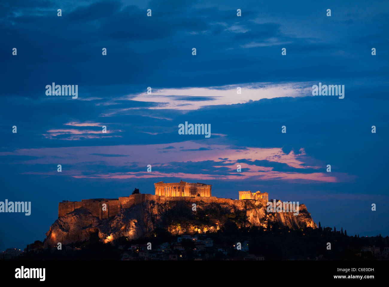 Grèce, Athènes, l'Acropole illuminée la nuit Banque D'Images