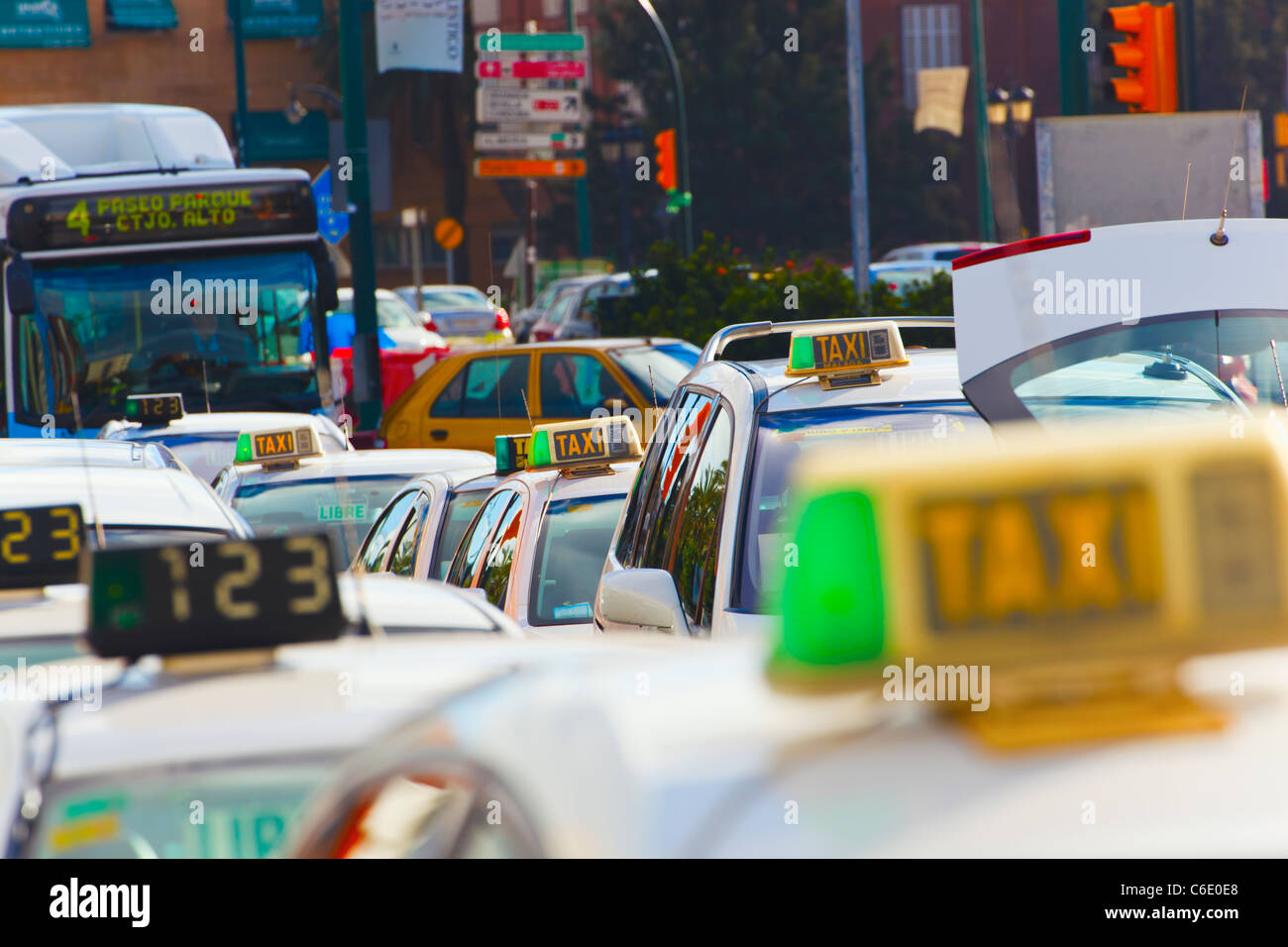 Station de taxi et embouteillage à Malaga, la province de Malaga, Espagne. Banque D'Images