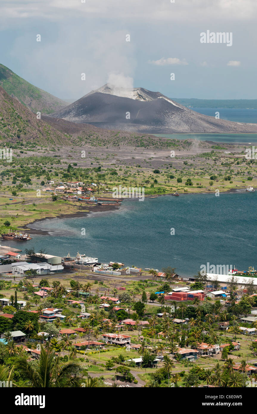 L'île de la ville de Rabaul et le Volcan Tavurvur Active, East New Britain Banque D'Images