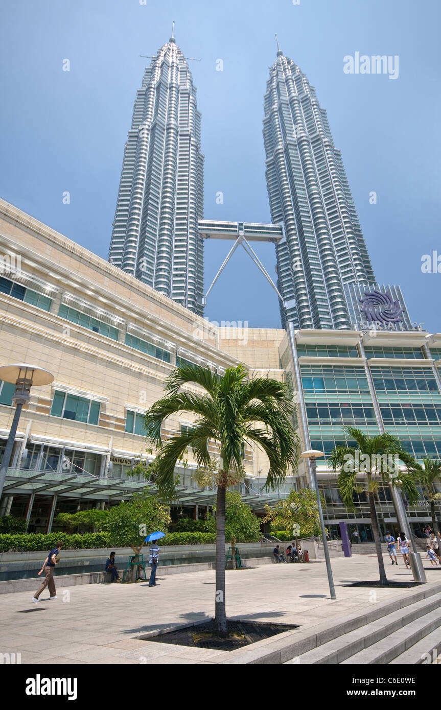 Les Tours Petronas et le centre commercial Suria KLCC, vu depuis le parc KLCC, Kuala Lumpur, Malaisie, Asie du Sud, Asie Banque D'Images