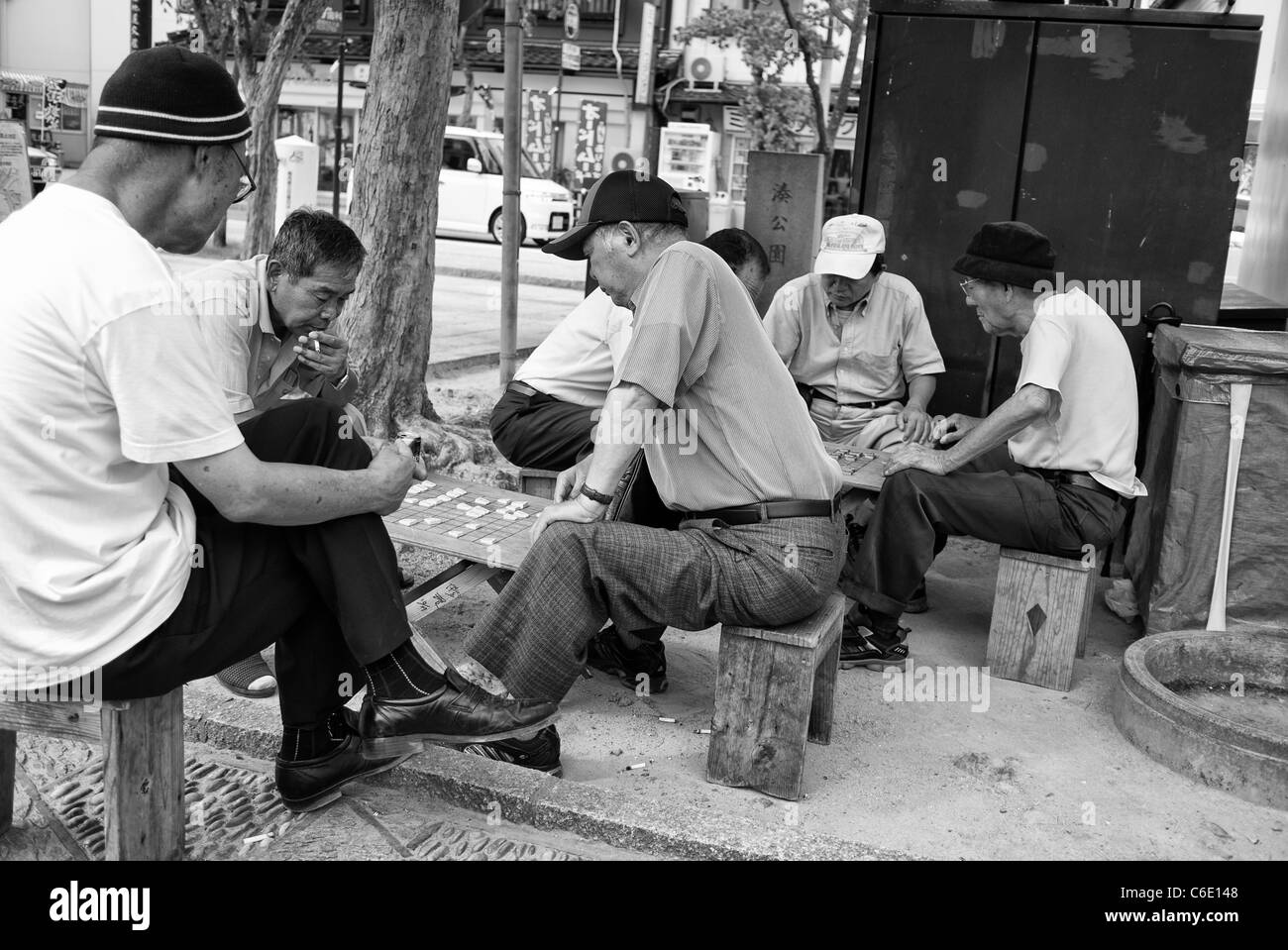 Les hommes jouer à un jeu de société, Nagasaki, Chinatown, le Japon Banque D'Images