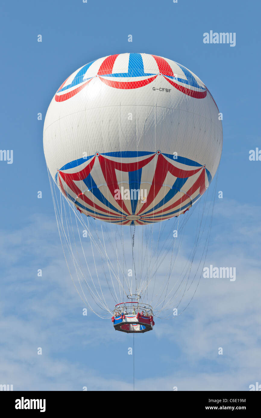 Ballon d'observation d'hélium flottant avec ciel bleu et nuages vaporeux au-delà Banque D'Images