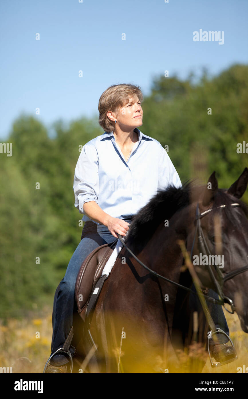 Caucasian woman riding horse Banque D'Images