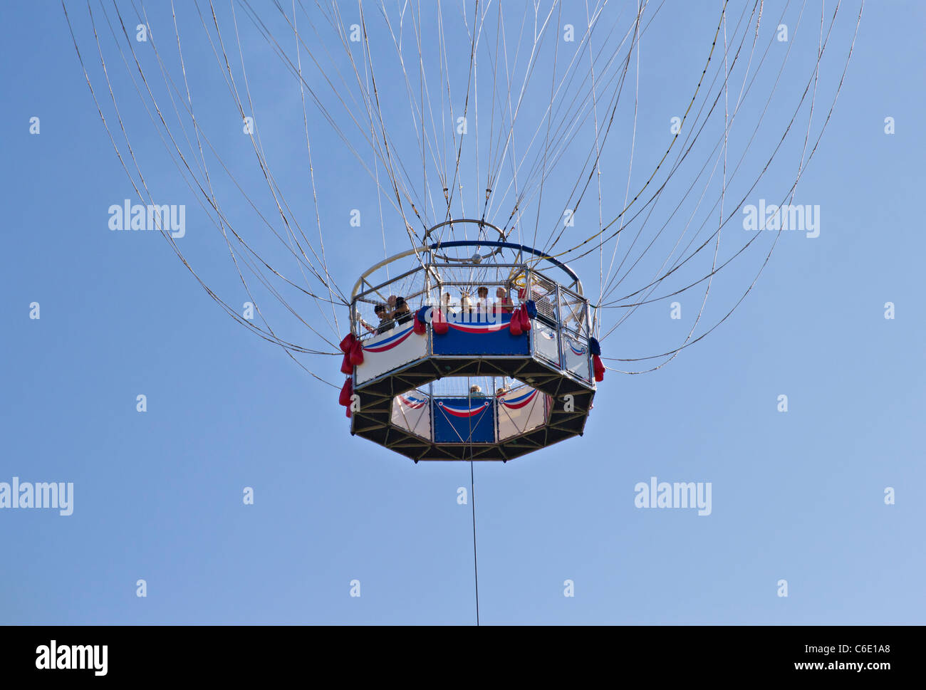 Hélium Ballon panier gondole ballon d'observation - pas visible, juste des gens suspendus par de nombreux fils et une courroie d'acier Banque D'Images