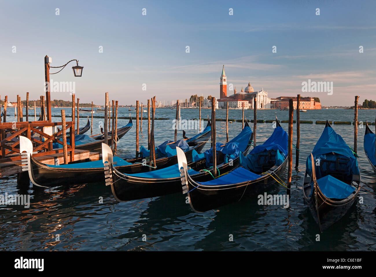 Quai de la Place St Marc avec les gondoles et la vue de l'île de San Giorgio Maggiore, à Venise, Italie, Europe Banque D'Images