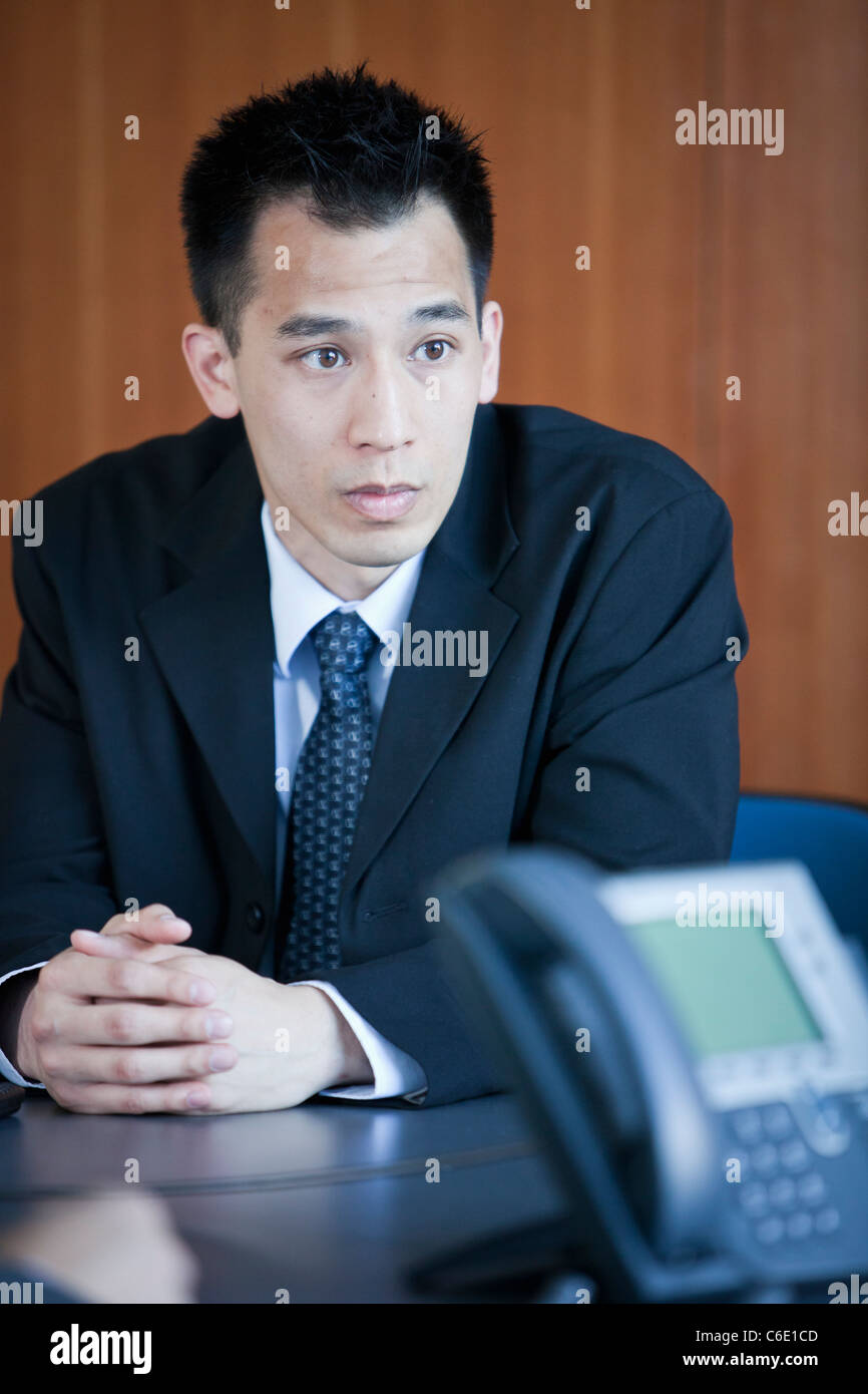 Chinese businessman sitting in conference room Banque D'Images