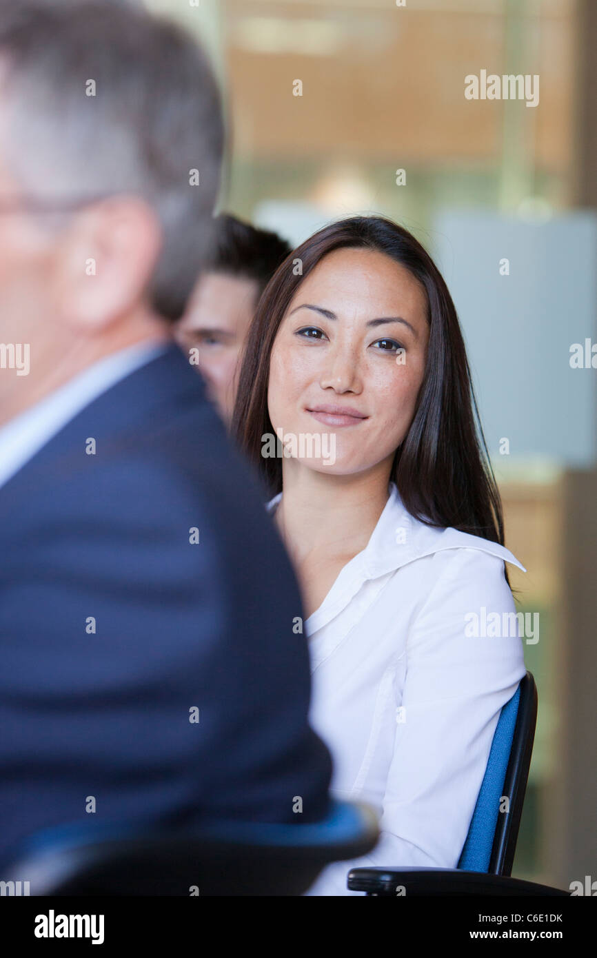 Les gens assis ensemble dans la salle de conférence Banque D'Images