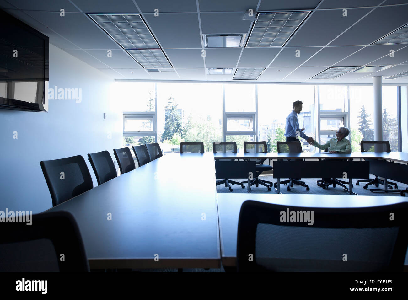 Business people shaking hands in conference room Banque D'Images