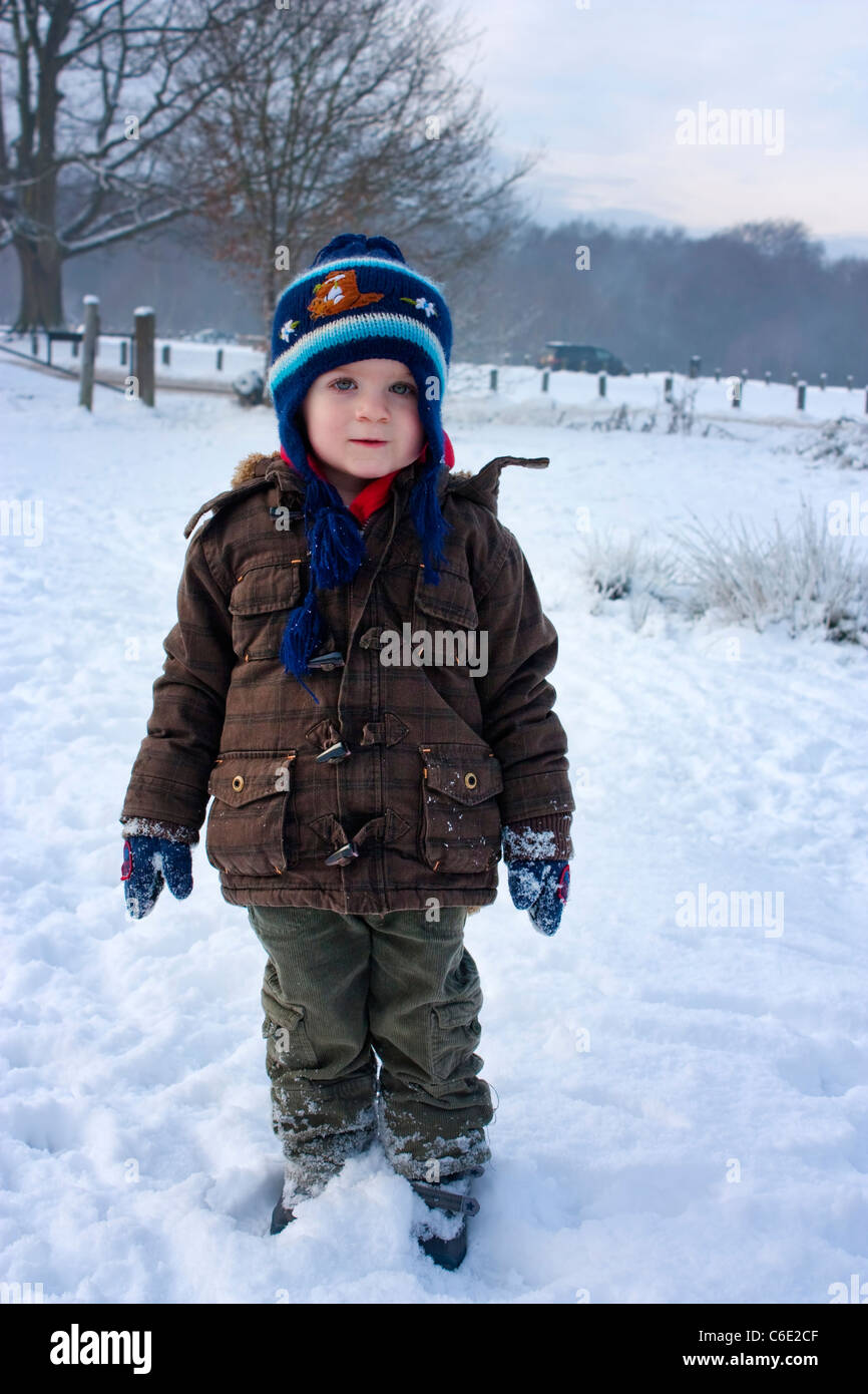 Cute blonde toddler age 2 dans la neige Banque D'Images
