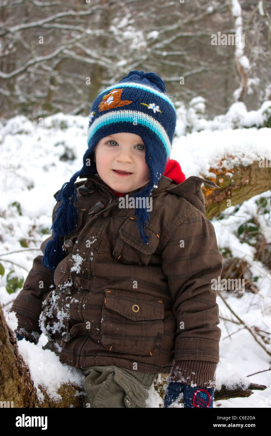 Cute blonde toddler age 2 dans la neige Banque D'Images