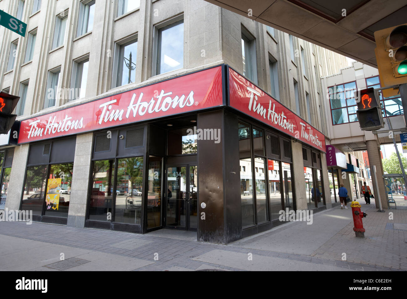 Boutique de café Tim Hortons sur coin bloc Winnipeg Manitoba canada Banque D'Images
