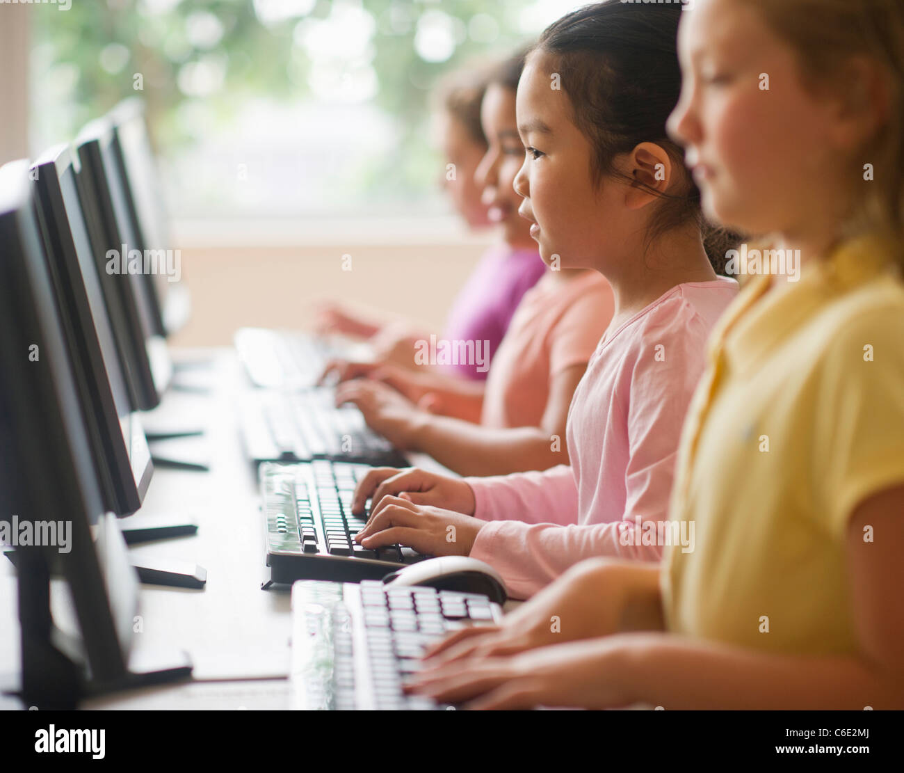 USA, New Jersey, Jersey City, quatre filles à l'aide d'ordinateurs Banque D'Images
