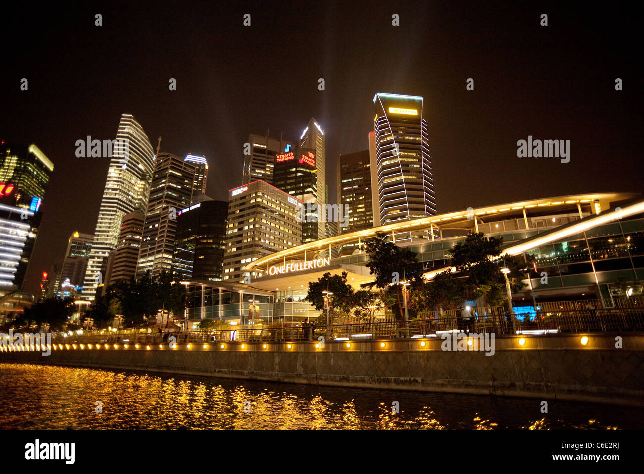 Un Fullerton, le port de plaisance et le quartier financier de nuit, à Singapour, en Asie Banque D'Images