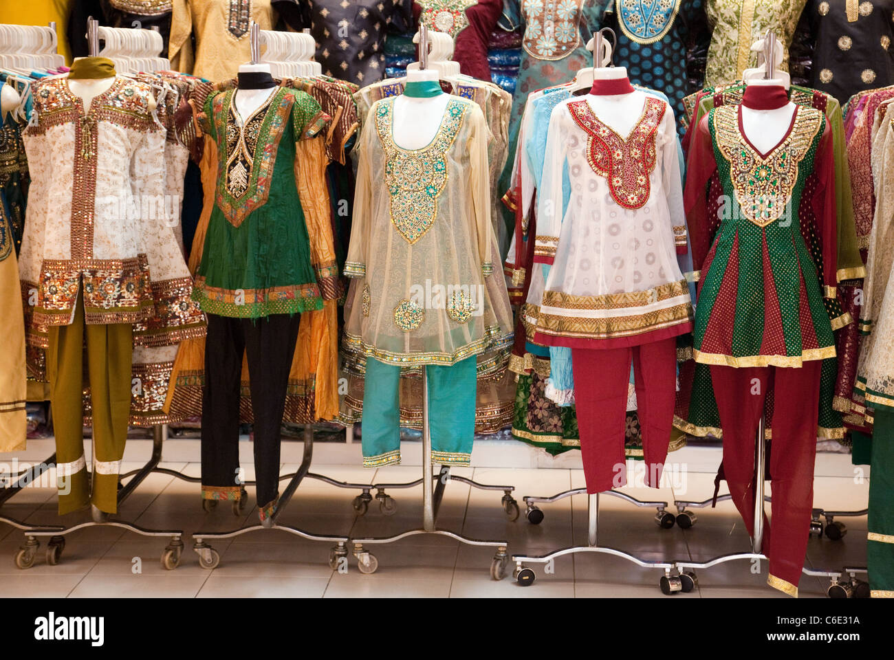 Marché des vêtements indien Banque de photographies et d'images à haute  résolution - Alamy