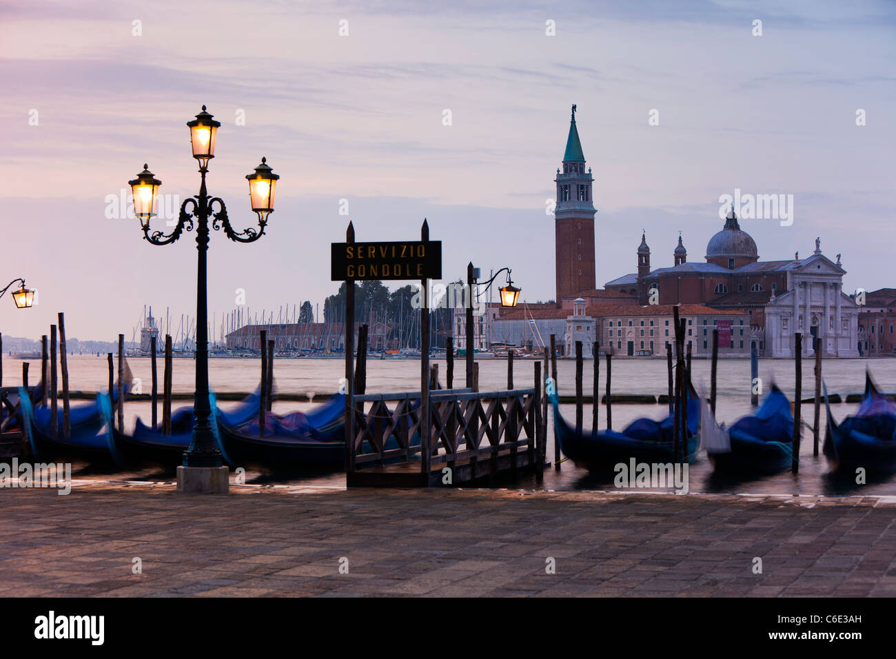 Quai de la Place St Marc avec les gondoles et la vue de l'île de San Giorgio Maggiore, à Venise, Italie, Europe Banque D'Images