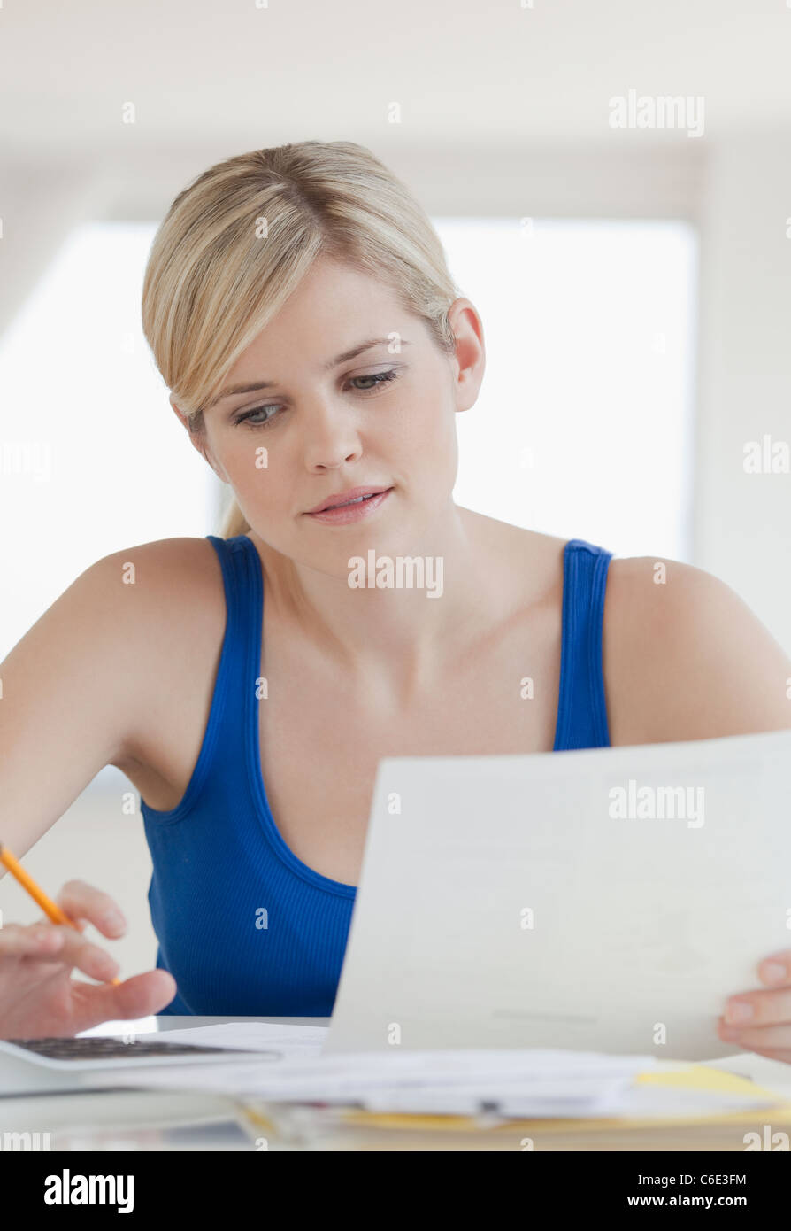 USA, New Jersey, Jersey City, Young blonde woman doing paperwork Banque D'Images