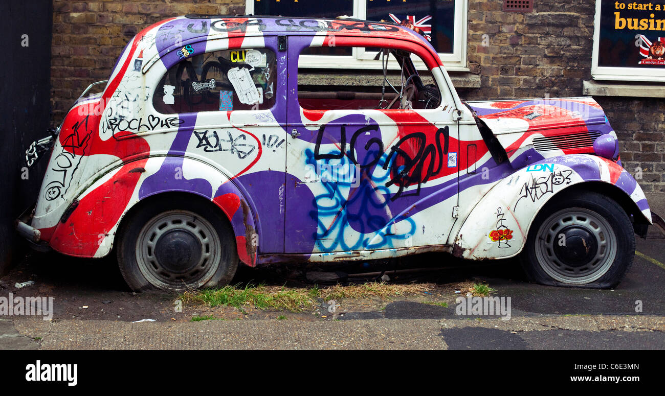 Vieille voiture psychédélique, de l'épave, Camden, London, England, UK Banque D'Images