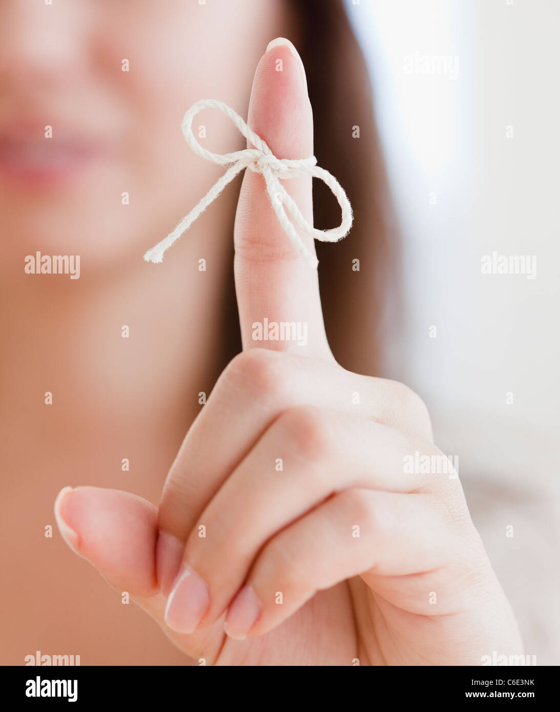 USA, New Jersey, Jersey City, Close up of woman's finger avec nœud lié Banque D'Images