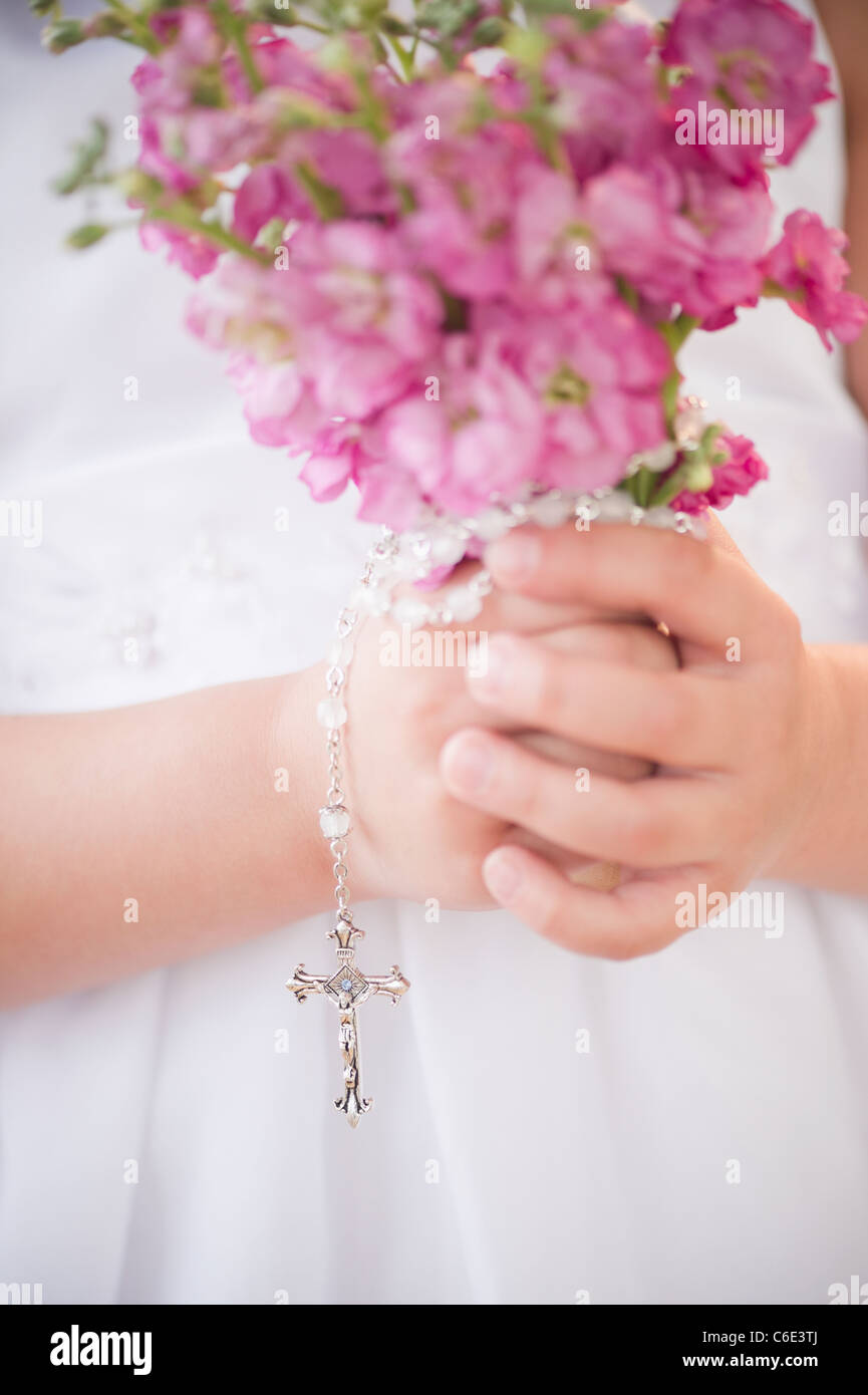 USA, New Jersey, Jersey City, Close up of girl's hands holding Flowers et chapelet Banque D'Images