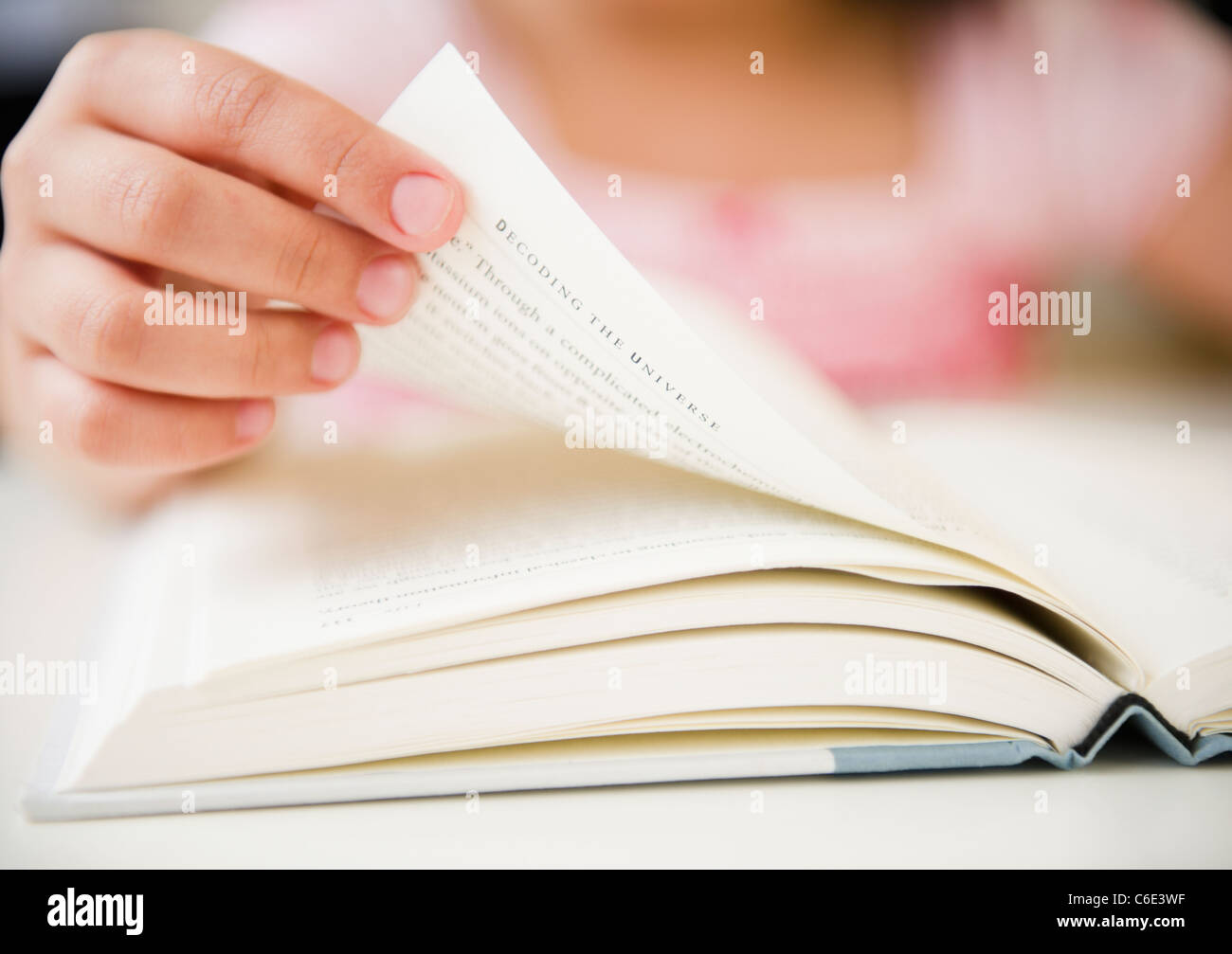 USA, New Jersey, Jersey City, Close up of girl's part tourner les pages Banque D'Images