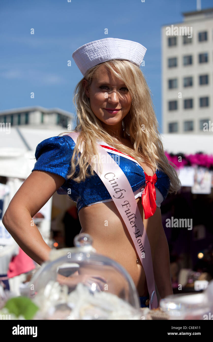 Portrait de demi-longueur d'un code pin up girl portant un costume de marin, London, England, UK Banque D'Images