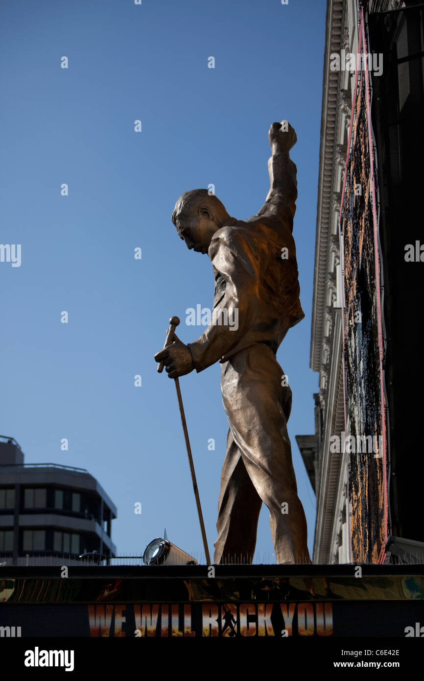 Freddy Mercury statue emblématique en dehors de la Dominion Theatre sur Tottenham Court Road, Londres, Angleterre, RU, FR Banque D'Images