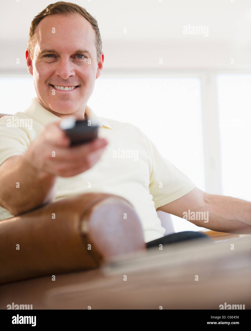 USA, New Jersey, Jersey City, Man holding remote control Banque D'Images