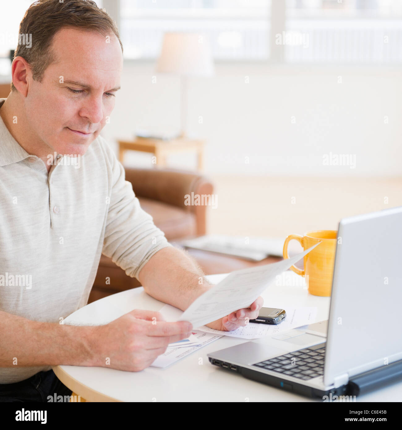 USA, New Jersey, Jersey City, Man doing paperwork Banque D'Images