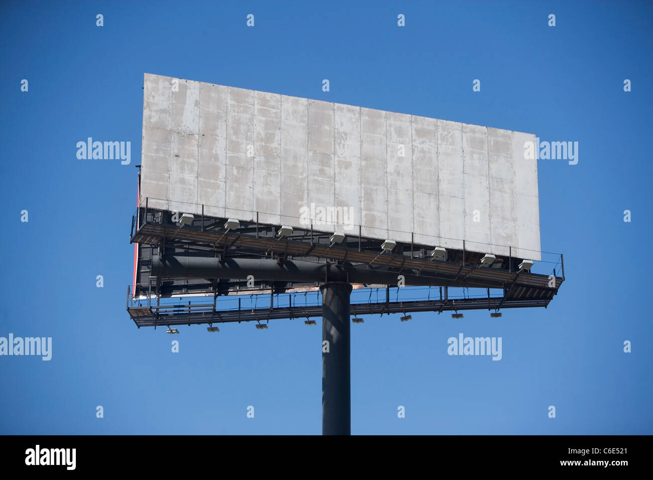 USA, l'État de New York, New York City, billboard vide contre ciel clair Banque D'Images