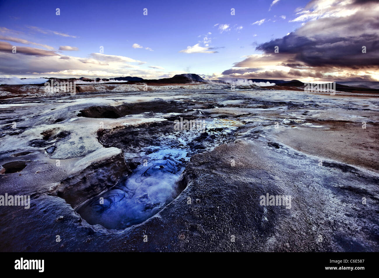 Des piscines de boue bouillante à Hverir solfatare champ par Namafjall l'Islande Banque D'Images