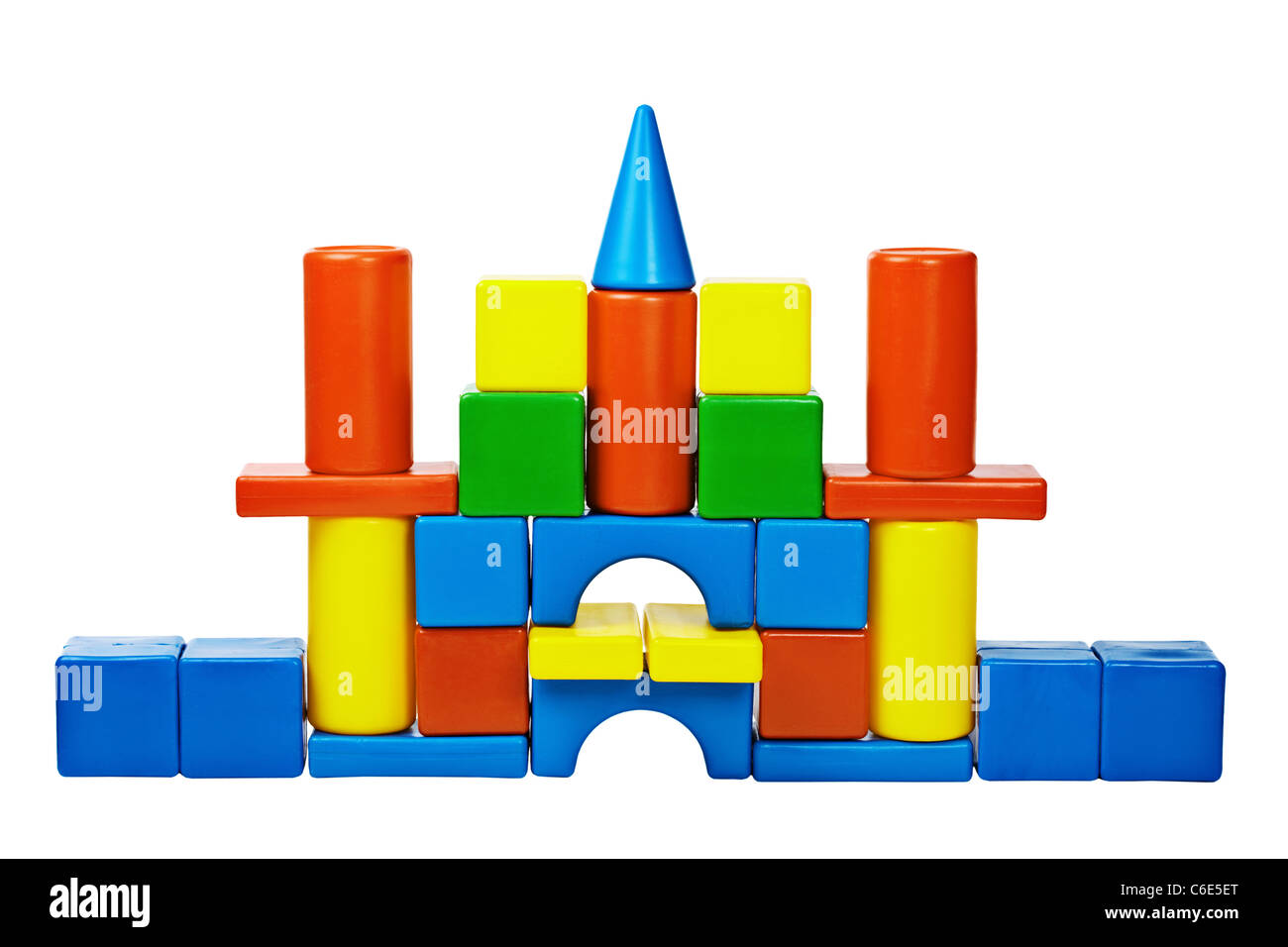 Le château a été construit à partir de blocs de jouets colorés isolé sur fond blanc Banque D'Images
