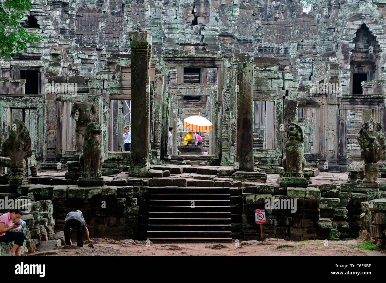 Angkor Thom Siem Reap Cambodge statue bouddha orange parapluie orange parmi les ruines Banque D'Images