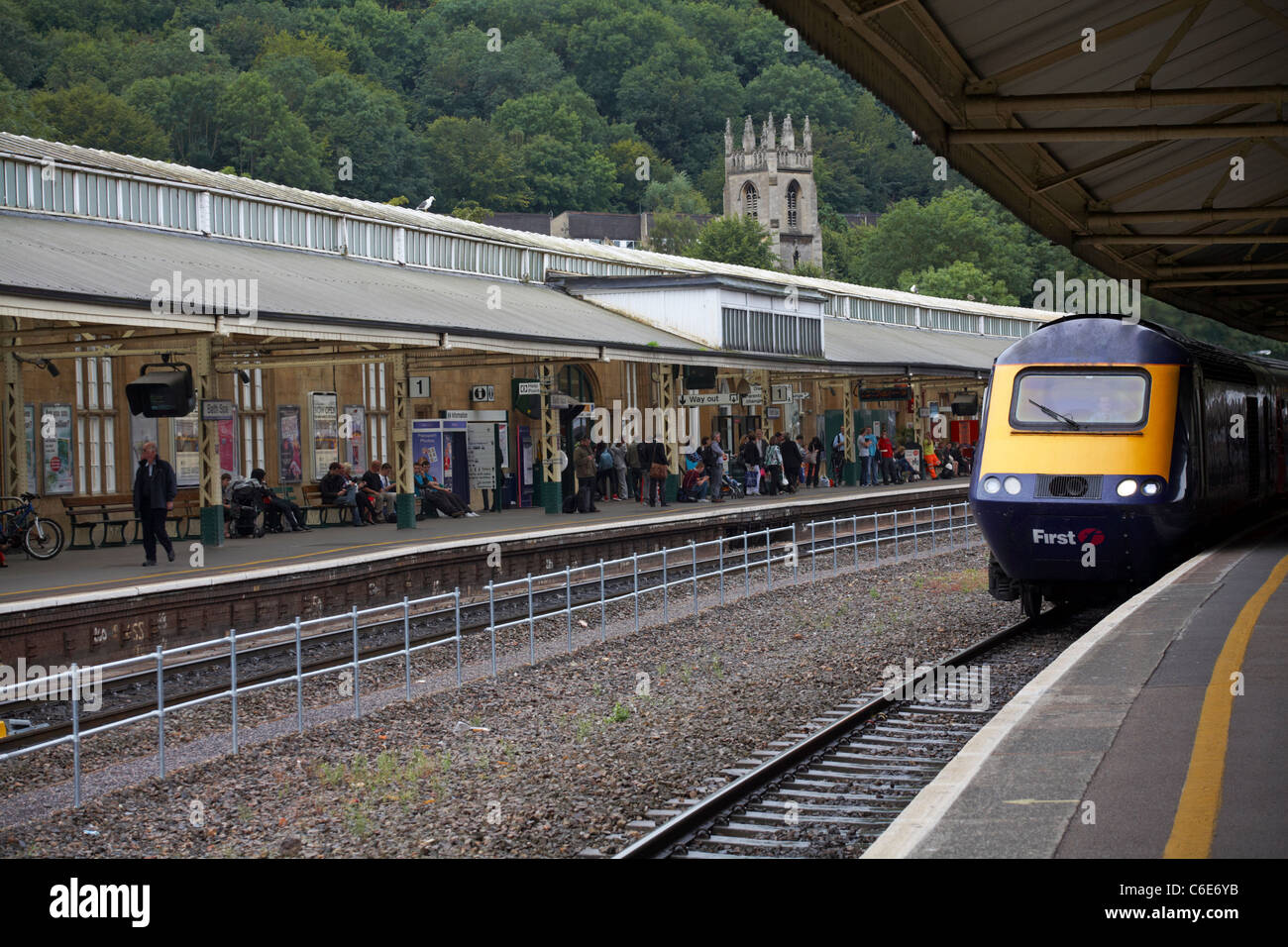 Premier train Great Western arrivant à la gare de Bath Spa, Somerset, Royaume-Uni, en août Banque D'Images