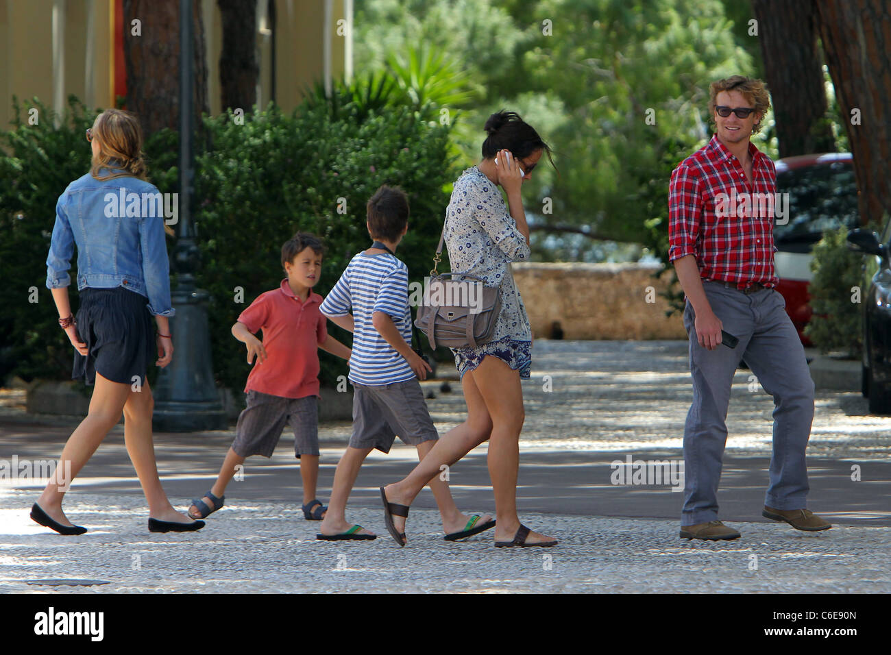 Simon Baker, sa femme Rebecca Rigg et leurs enfants Stella, Claude et Harry  visiter le palais de Monaco et de la vieille ville Photo Stock - Alamy