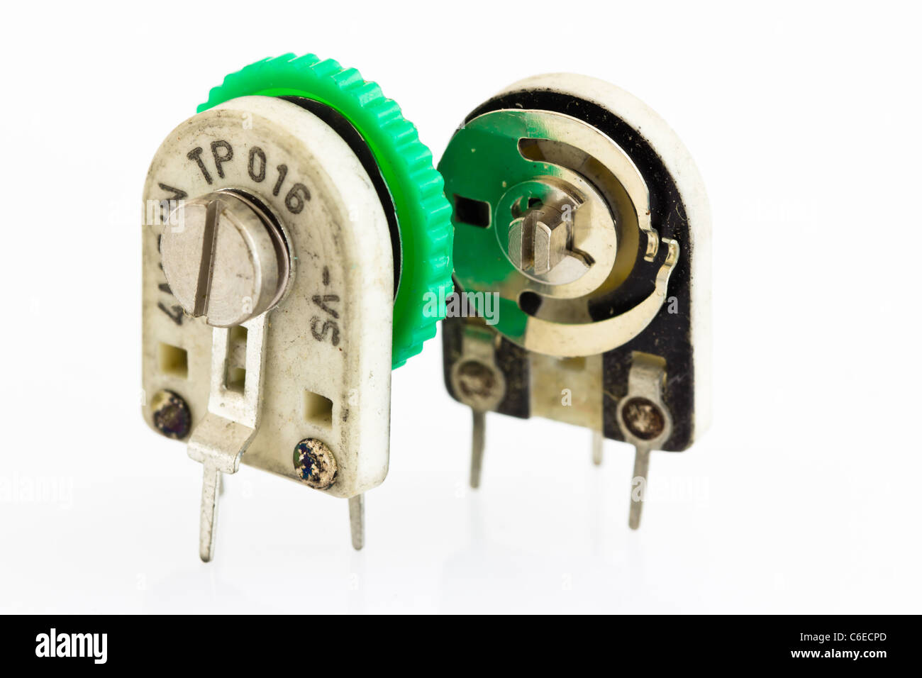 Deux résistances variables de précision sur substrat en céramique pour le circuit, avec un embout plastique pour une configuration facile Banque D'Images