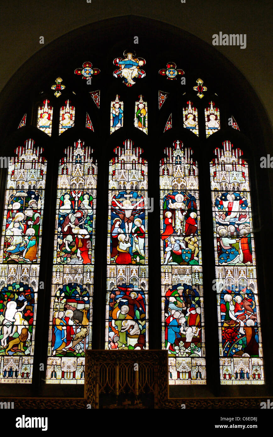 Le vitrail à la tête de la nef de l'église paroissiale de Saint Pierre et Saint Paul, dans la ville de marché de Tring, Hertfordshire, Angleterre Banque D'Images