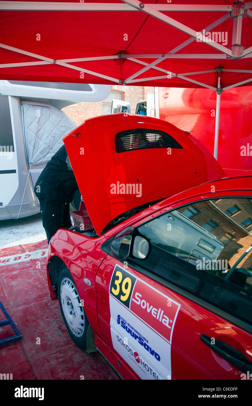 Le contrôle mécanique voiture rallye moteur avant de commencer Banque D'Images