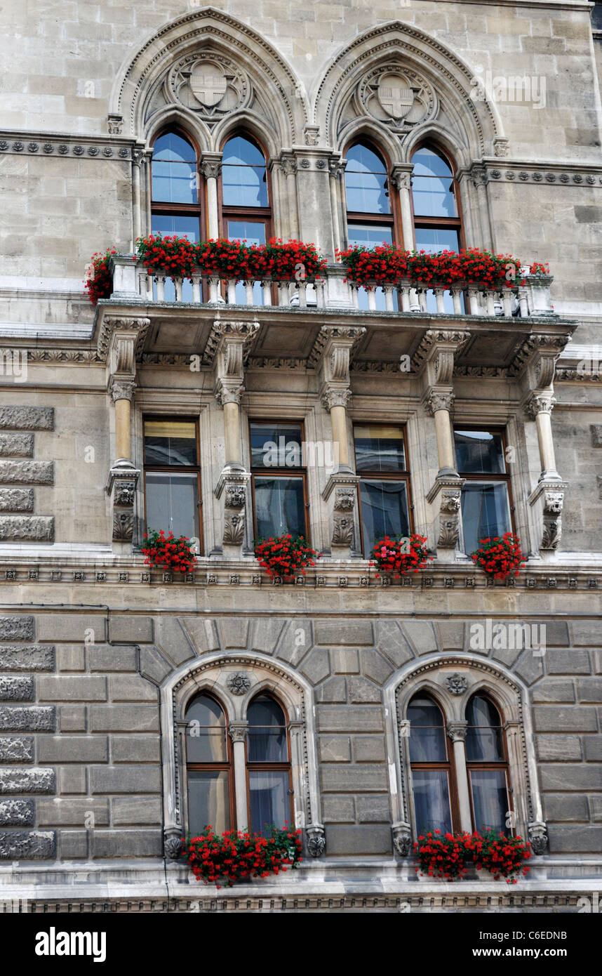 Boîtes à fleurs avec des géraniums rouges sur la façade de l'Hôtel de Ville, Vienne, Autriche, Europe Banque D'Images