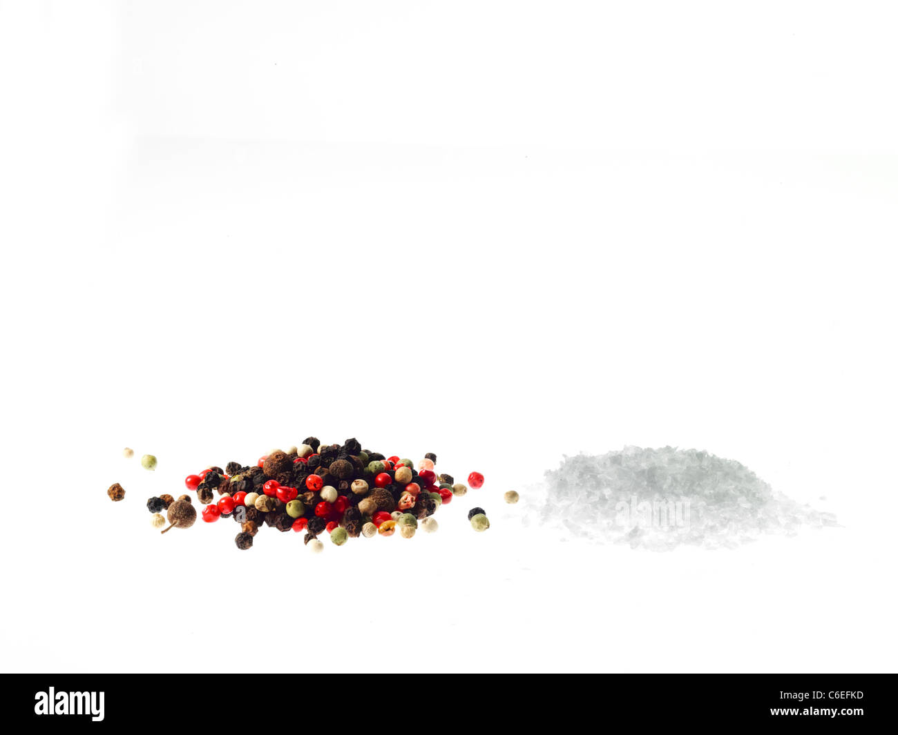 Studio shot of mixed pepper corns et gros sel Banque D'Images