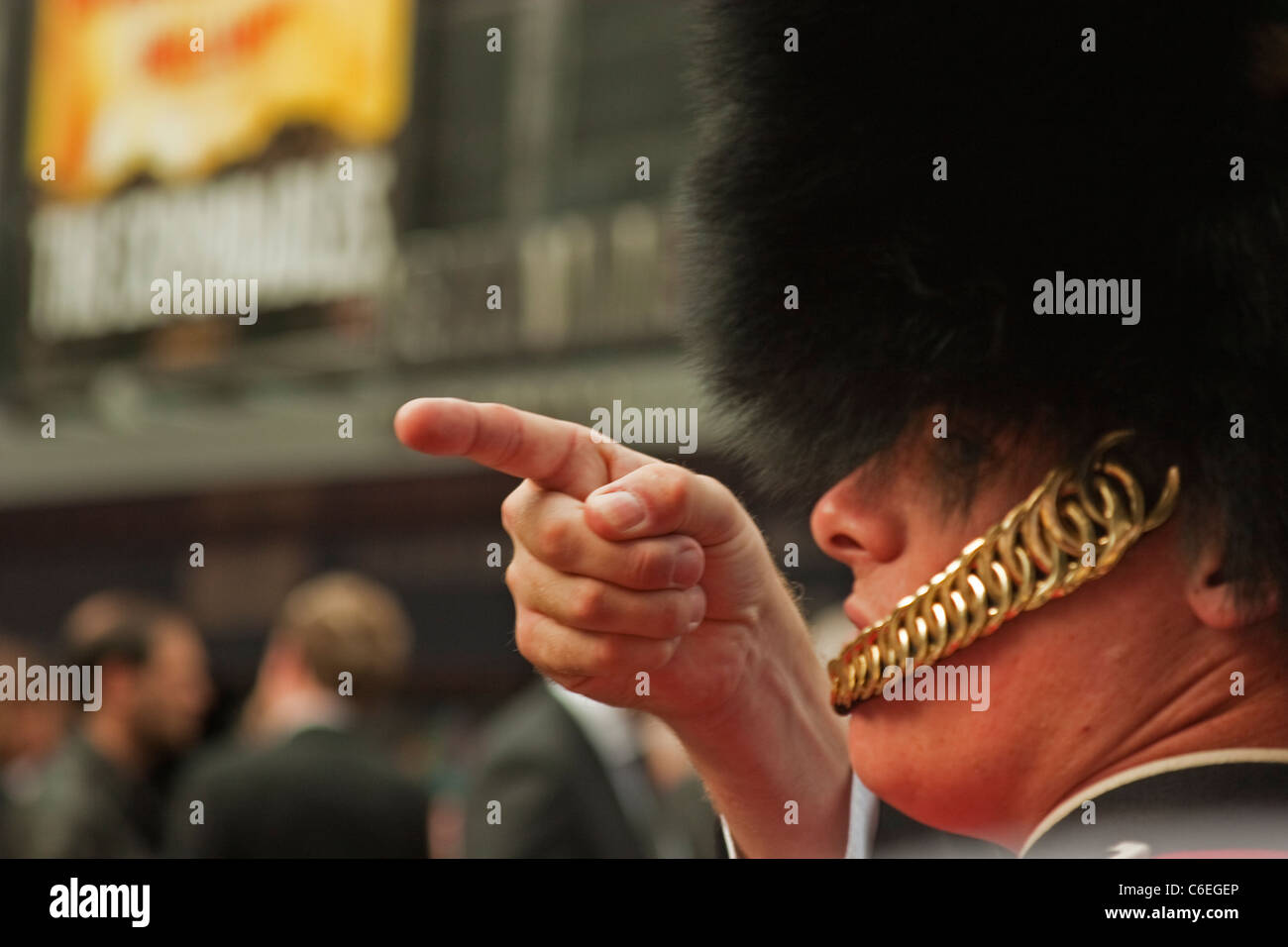 Londres Queen's Guard à Leicester Square lors d'un premier film Banque D'Images