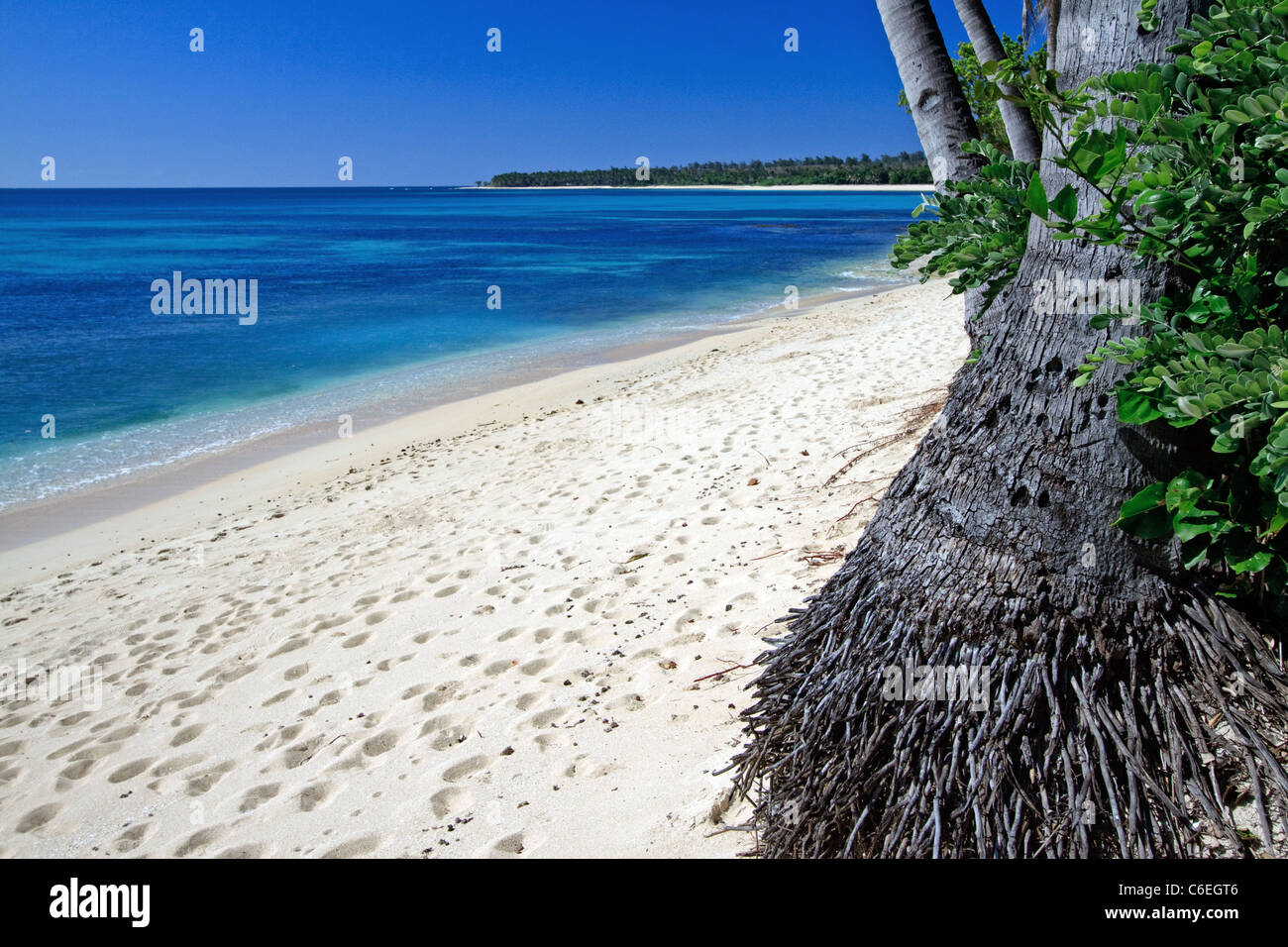 Belle plage de sable blanc baignées de soleil aux Philippines. Banque D'Images